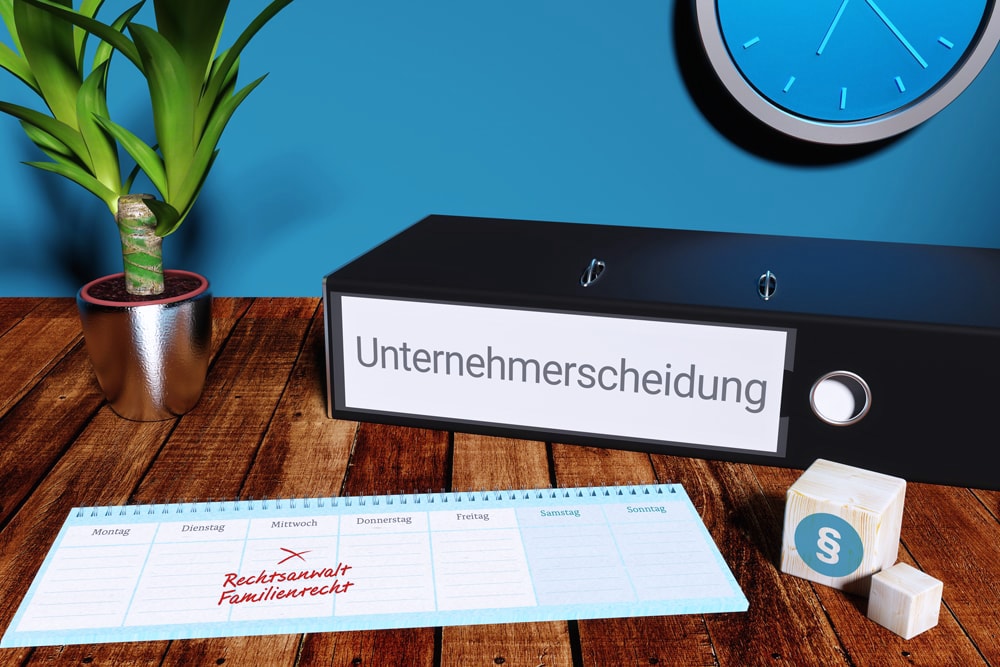 Schreibtisch mit Aktenordner und Terminkalender